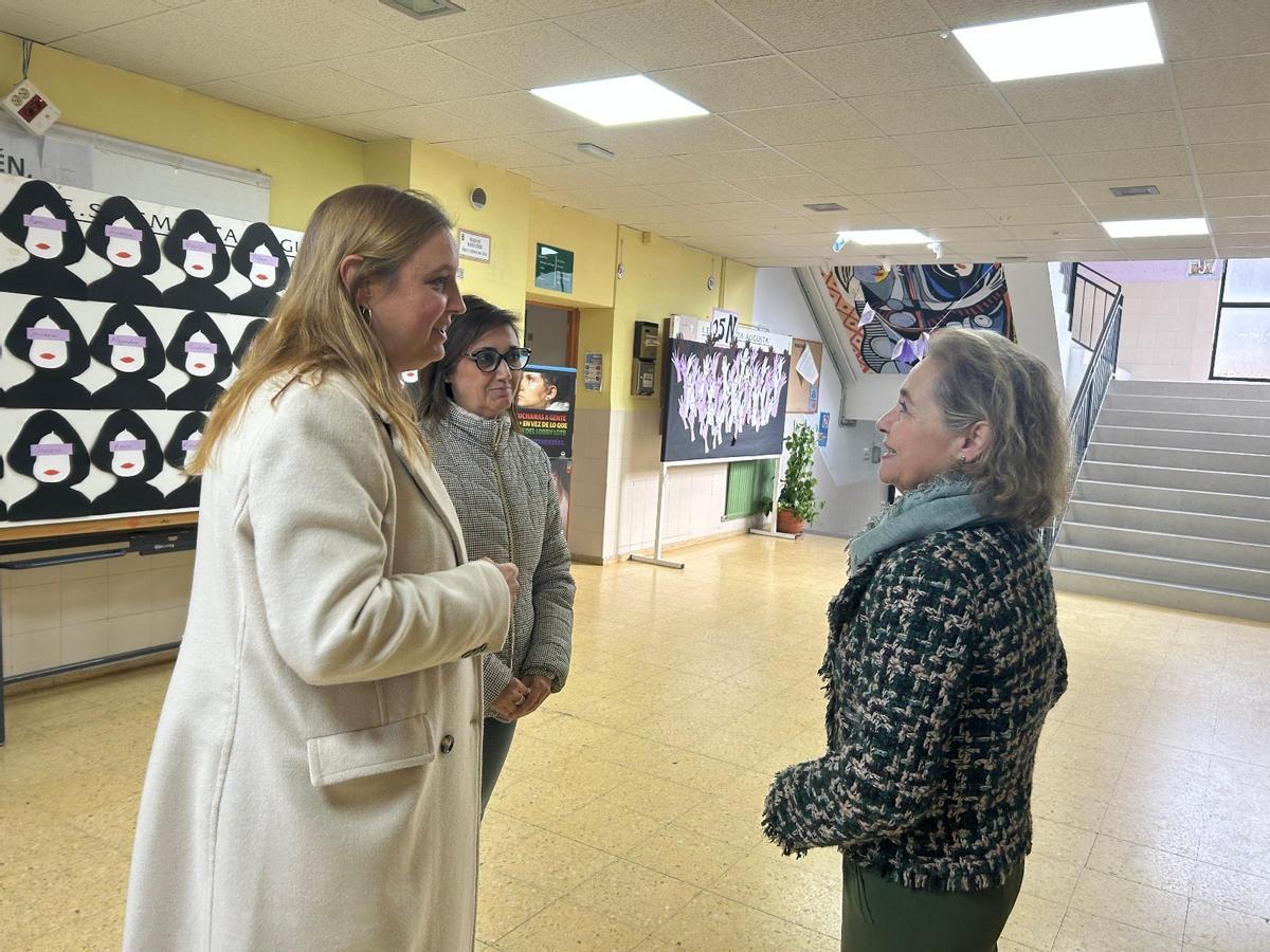 La consejera de Educación,María Mercedes Vaquera, durante su visita al centro educativo emeritense.