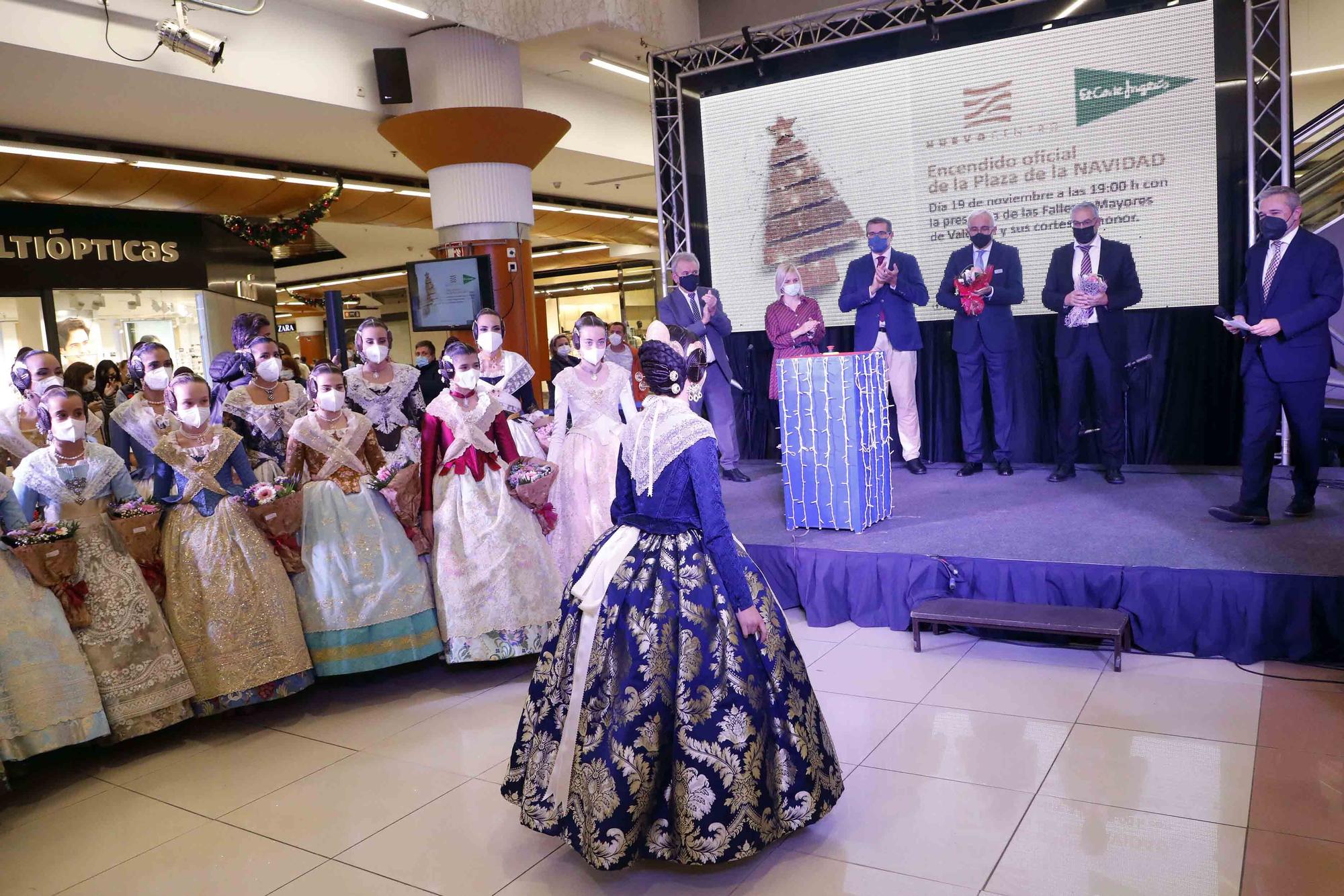 Las Falleras Mayores encienden las luces de navidad de Nuevo Centro