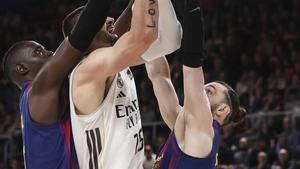 Len tracta d’encistellar entre Fall i Shengelia, ahir al Palau. | AFP7 VIA EUROPA PRESS