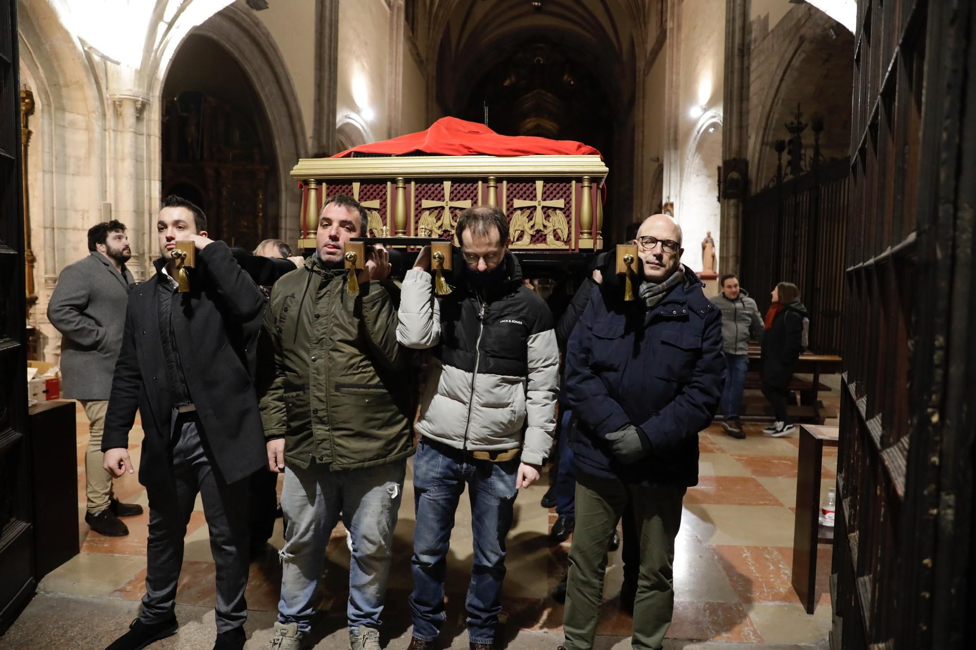 EN IMÁGENES: La Hermandad y Cofradía de Nuestro Padre Jesús Nazareno de Oviedo ya se prepara para la Semana Santa