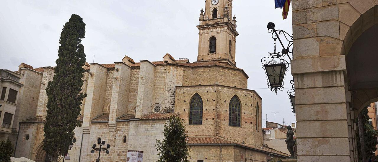 La fachada de la Colegiata de Gandia recayente a la plaza Major de Gandia. Debajo del campanario, el ábside en el que se quería colocar la publicidad.   | DANI MONLLOR