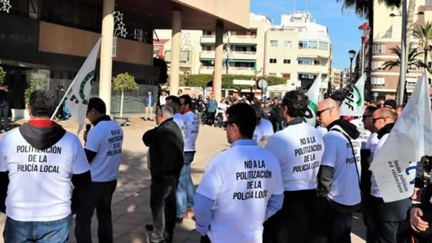 Protesta de los sindicatos ante el Ayuntamiento tras el cese del jefe de la Policía Local.