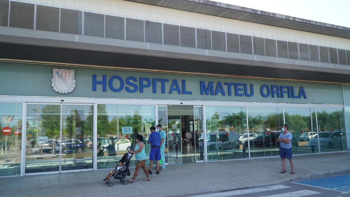 El hombre ha fallecido en el hospital Mateu Orfila.