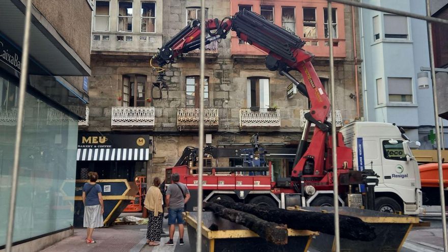 Curiosos se saltan el perímetro vallado para contemplar los trabajos de desmontaje. | FdV