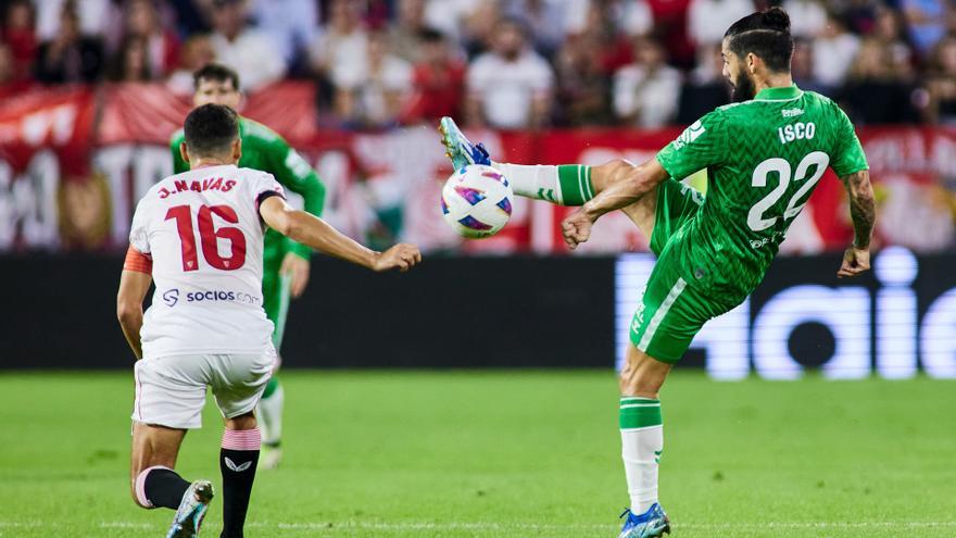 Francisco 'Isco' Alarcón del Real Betis y Jesús Navas del Sevilla FC en acción durante el partido de fútbol de la liga española, LaLiga EA Sports, jugado entre el Sevilla FC y el Real Betis en el estadio Ramón Sánchez-Pizjuán el 12 de noviembre de 2023, en Sevilla, España.