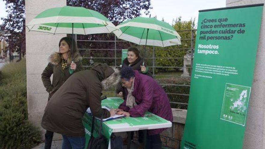 Recogida de firmas del sindicato de enfermería Satse, ayer a las puertas del Hospital Virgen de la Concha.