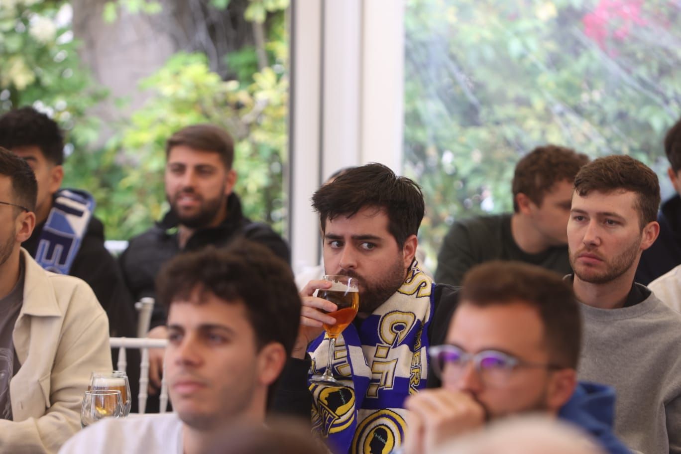 Aficionados del Hércules siguen el partido contra el Badalona Futur desde una pantalla en el restaurante El Sorell