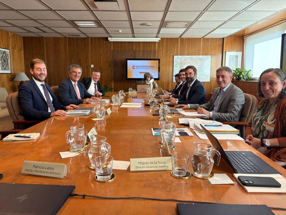 El secretario de Estado de Energía, Joan Groizard, se reunió en septiembre con el consejero Juan María Vázquez, para analizar la propuesta de la nueva planificación horizonte 2030.