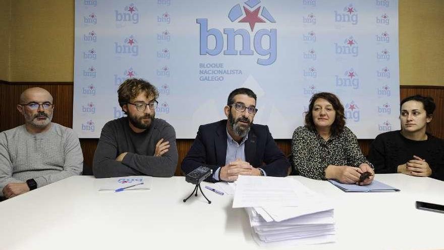 Álex Fiuza, Francisco Vilariño y Tania Cornado, con colaboradores de la campaña. // Bernabé/Javier Lalín