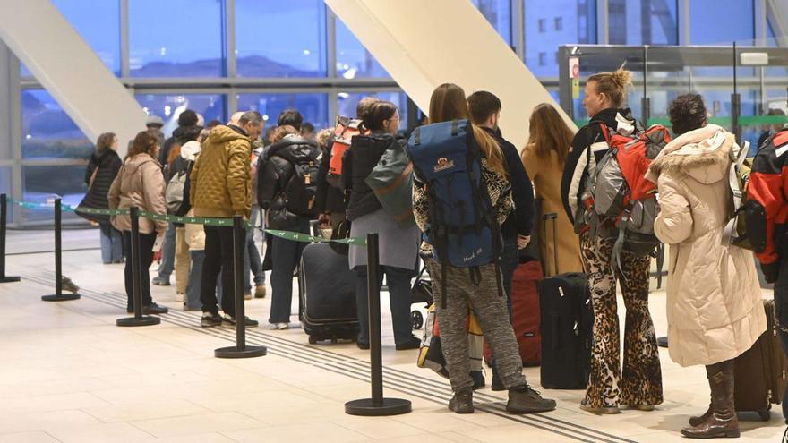 Viajeros ante el primer AVE del año en Urzáiz. | Pablo Gamarra