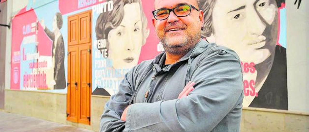 El escritor grancanario Alexis Ravelo, en la plaza de Las Lagunetas de Las Palmas de Gran Canaria. | | ANDRÉS CRUZ