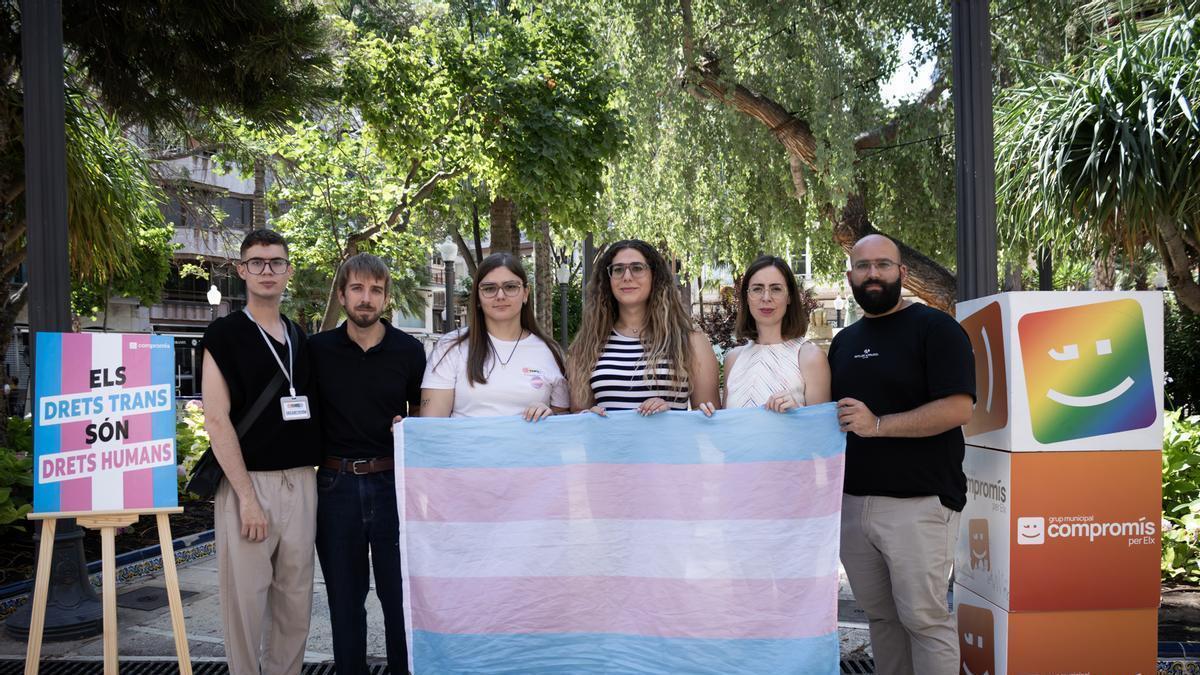 Representantes de Compromís y colectivos LGTBIAQ+ este lunes en la Glorieta.