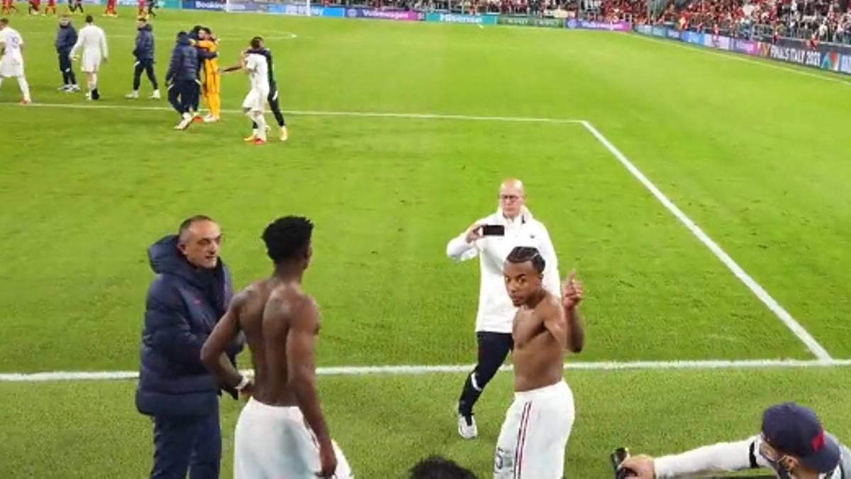 ¡Pelea por una camiseta de Koundé! Se la regala a un aficionado... y este recibe golpes y se la quitan