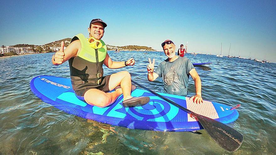 Iván Aguado al damunt d’una taula de paddle surf. | SUP IBIZA