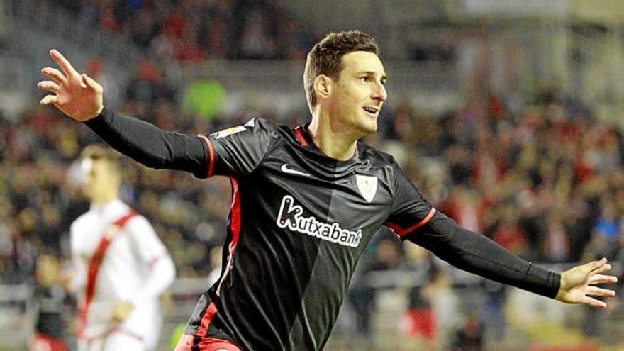 Aritz Aduriz celebra el primer dels tres gols que va fer ahir a Vallecas