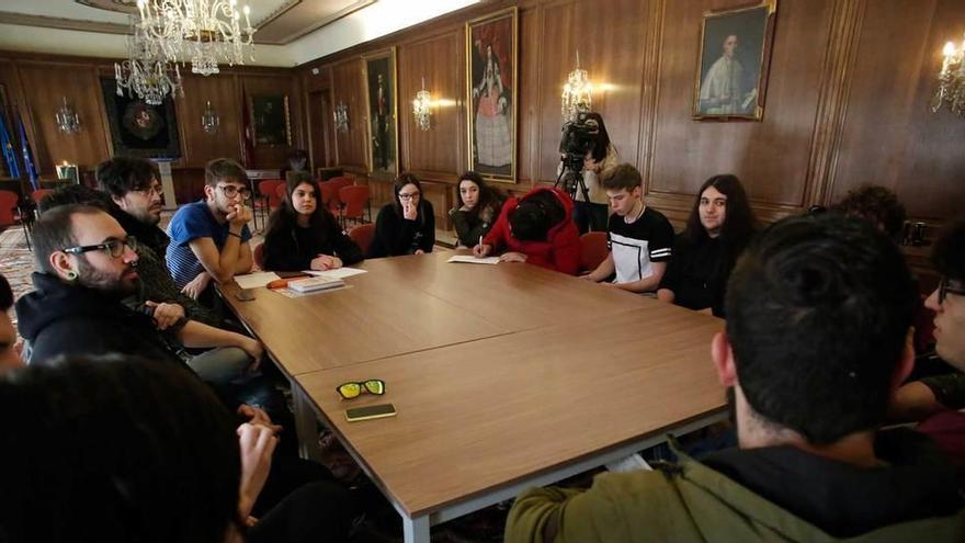 Los músicos que acudieron a la cita con la concejala y técnicos de Juventud, ayer, en el Ayuntamiento.