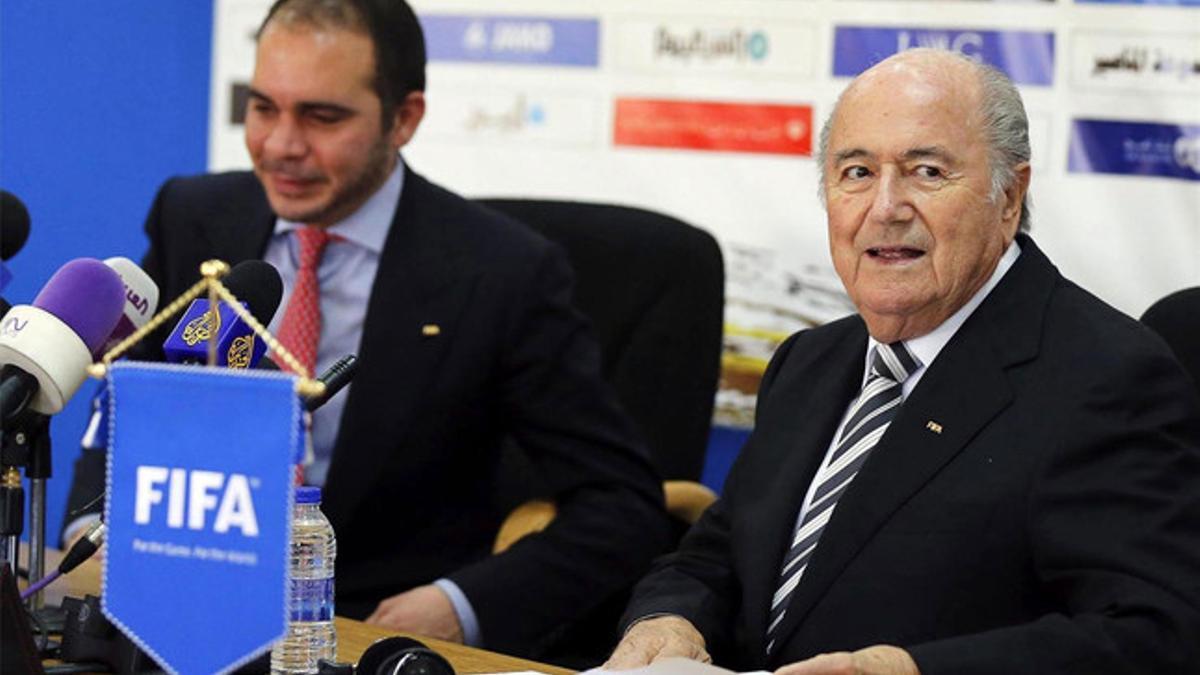 Joseph Blatter junto al príncipe jordano y candidato Ali bin Al-Hussein