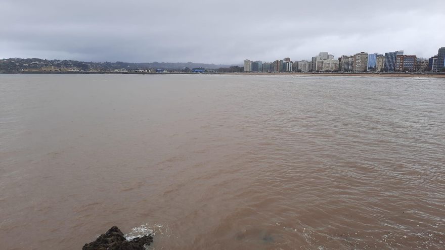 Las lluvias llenan de barro y tiñen de marrón la playa de San Lorenzo