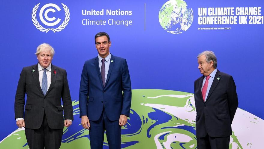 El primer ministro británico, Boris Johnson; el presidente del Gobierno, Pedro Sánchez y el secretario general de la ONU, Antonio Gutierres, en la COP26.