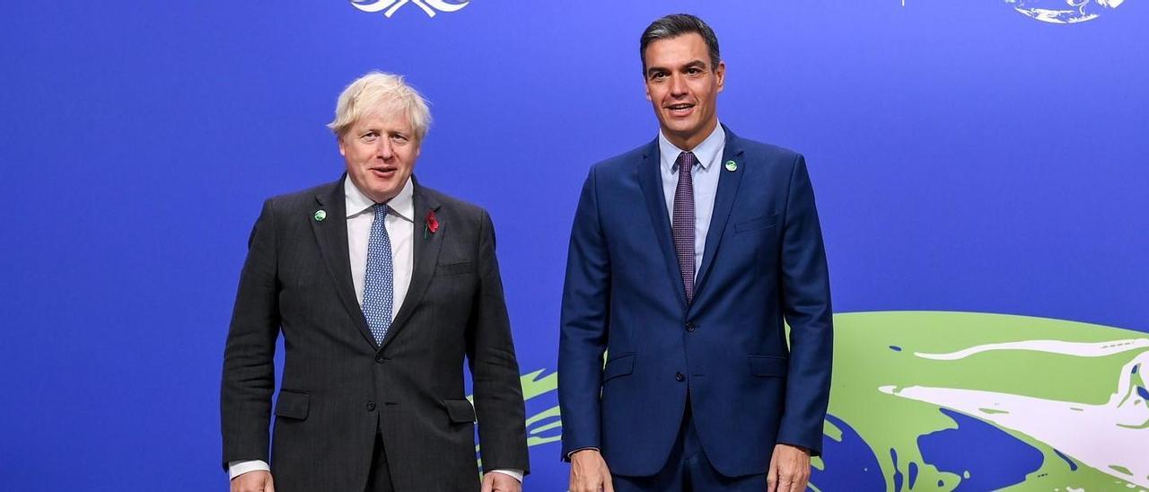 El primer ministro británico, Boris Johnson; el presidente del Gobierno, Pedro Sánchez y el secretario general de la ONU, Antonio Gutierres, en la COP26.