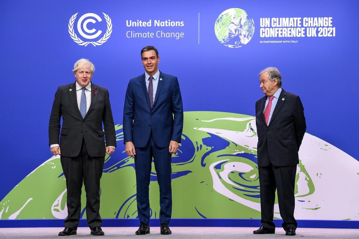 El primer ministro británico, Boris Johnson; el presidente del Gobierno, Pedro Sánchez y el secretario general de la ONU, Antonio Gutierres, en la COP26.