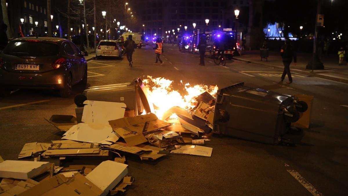 Contenedores en llamas en una de las manifestaciones contra el encarcelamiento de Hasél.