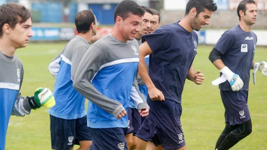 Aitor Suárez, segundo por la izquierda, corre junto a Pablo Hernández con Davo al fondo.