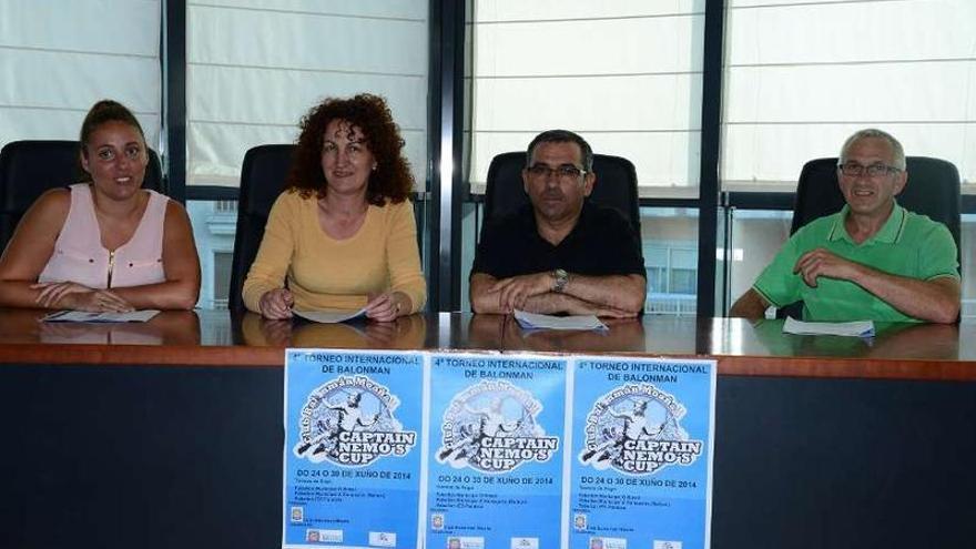 Directivos del Club Balonmán Moaña, durante la presentación del evento.