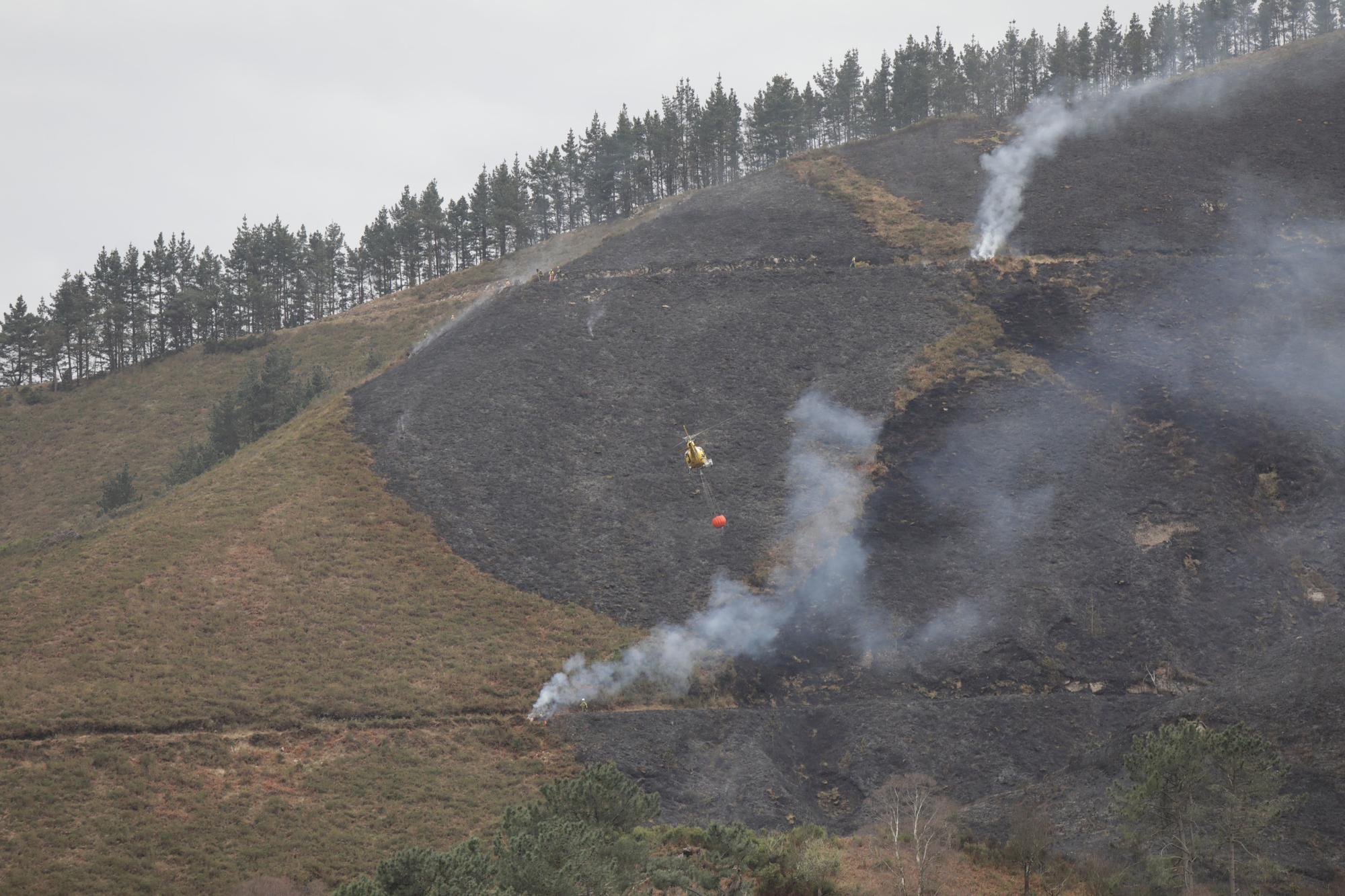 En imágenes: El fuego asedia Asturias, con 51 incendios activos