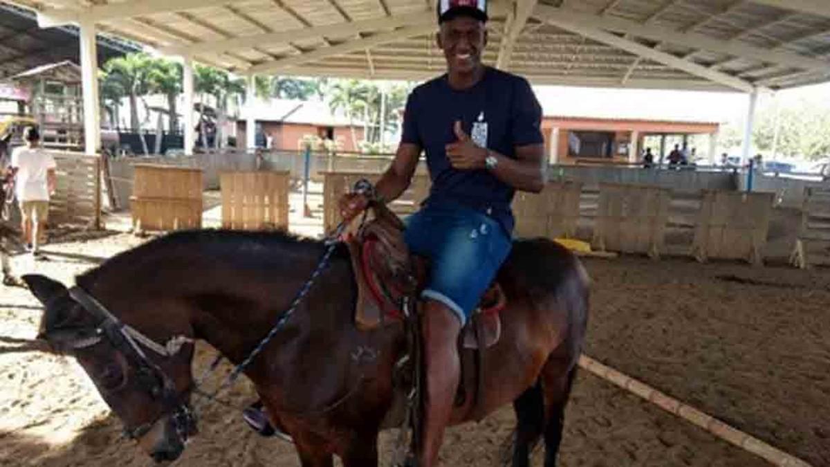 Yerry Mina, montado en un caballo