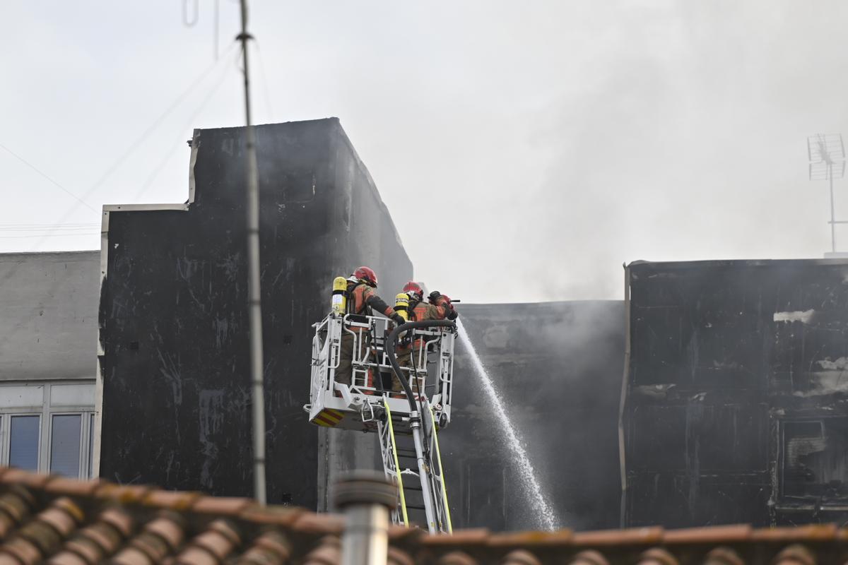 Las imágenes del incendio en un edificio de Castelló