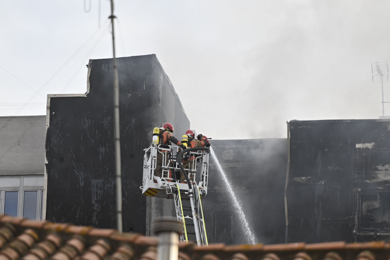 Las imágenes del incendio en un edificio de Castelló