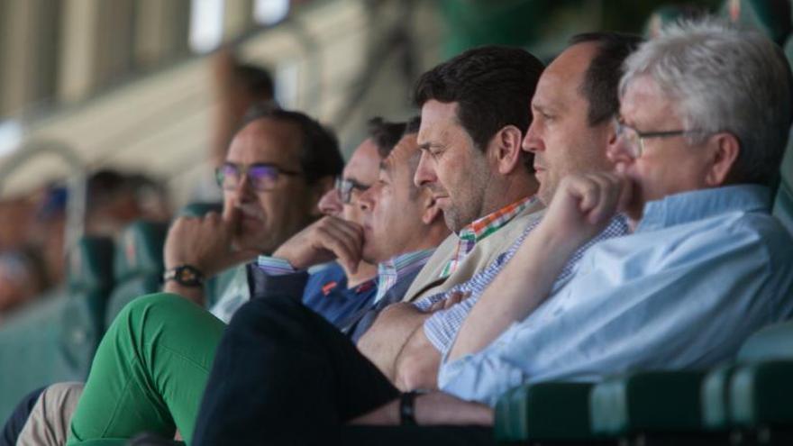 César Nohales, Ramón Segarra, Diego García y Juan Pascual,  en el palco del Martínez Valero