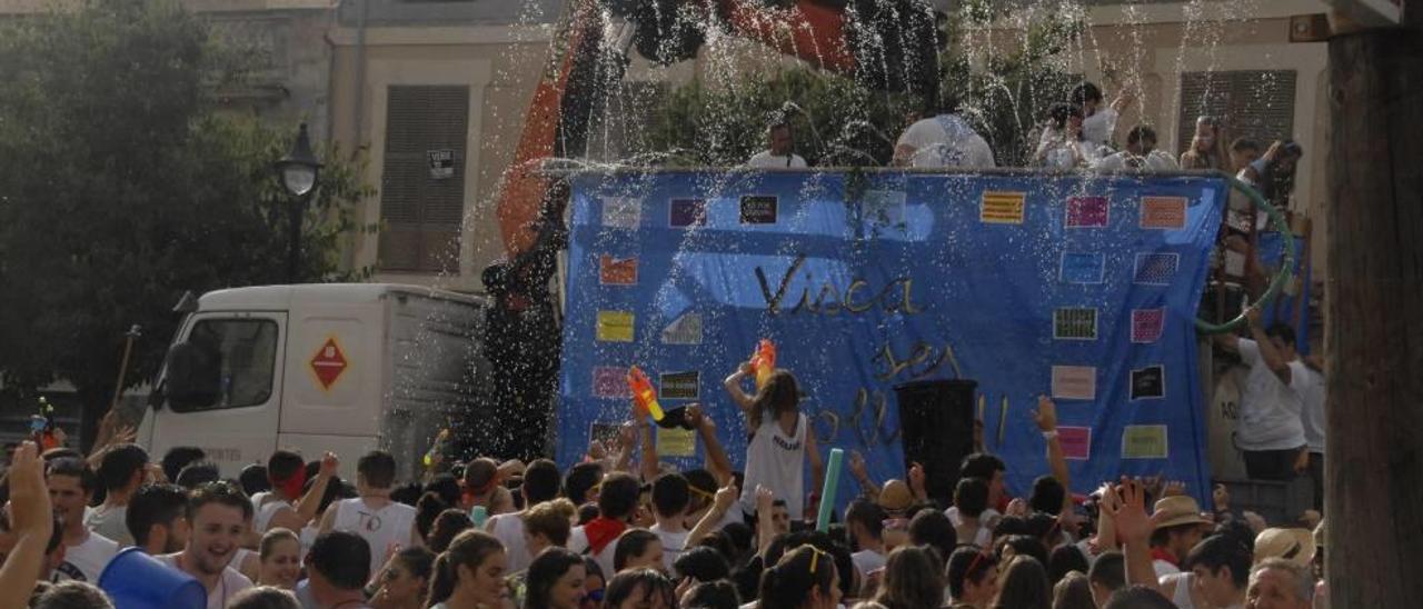 El agua es un elemento imprescindible en las fiestas de Santa Maria.