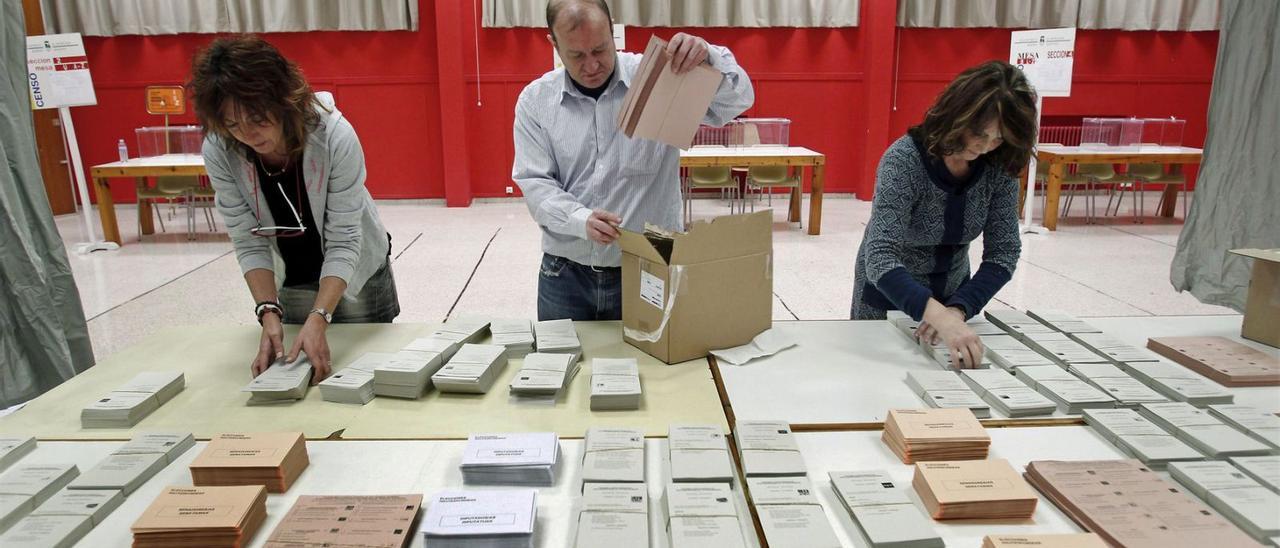 Preparativos para la jornada de votación, en un colegio electoral