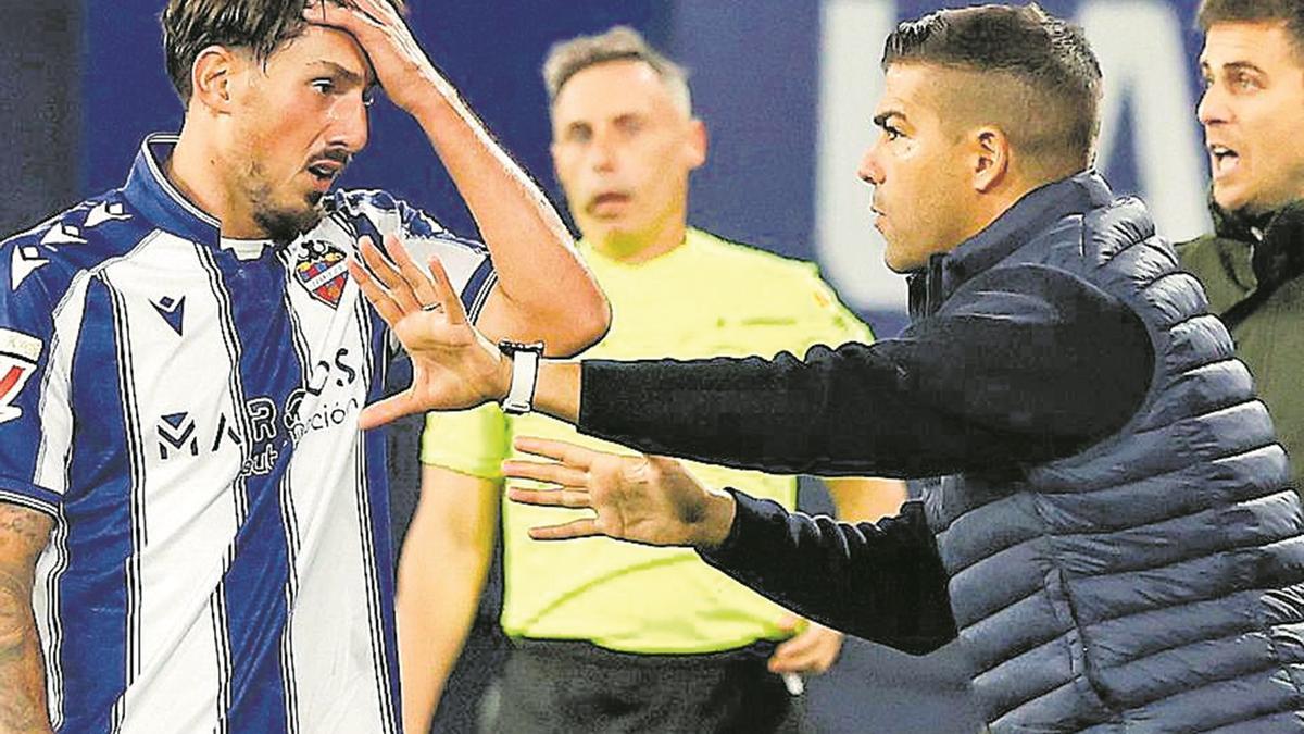 Álvaro del Moral conversa con Vencedor en el partido ante Osasuna.