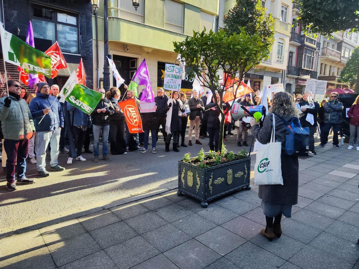 Los educadores sociales, este miércoles, concentrados frente a la Junta General.