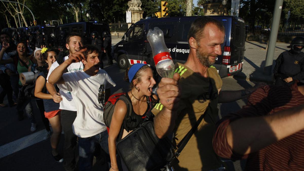 Indignados ante la puerta de Lluís Companys del Parc de la Ciutadella, el miércoles.