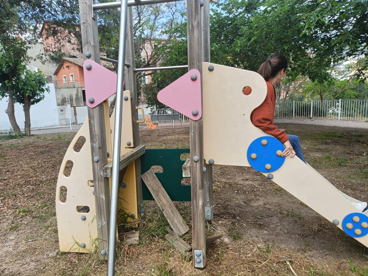 Parques infantiles, zonas verdes y calles carecen de mantenimiento y están en mal estado.