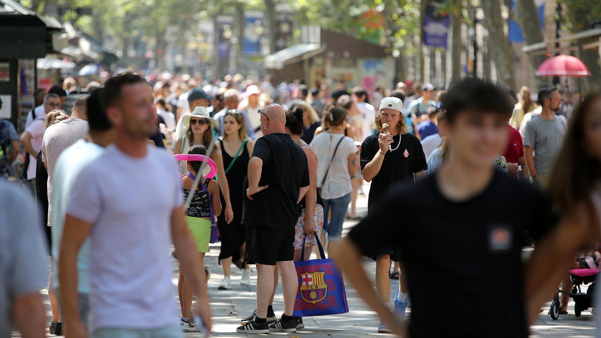 Gente paseando por la Rambla