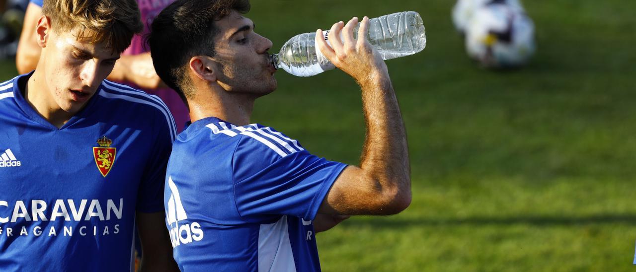 Miguel Puche bebe agua en un entrenamiento de pretemporada con el Real Zaragoza.