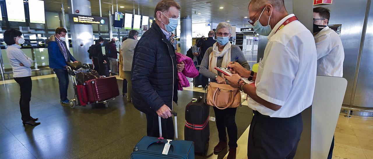 Turistas a su llegada al aeropuerto de Gran Canaria. | | ANDRÉS CRUZ