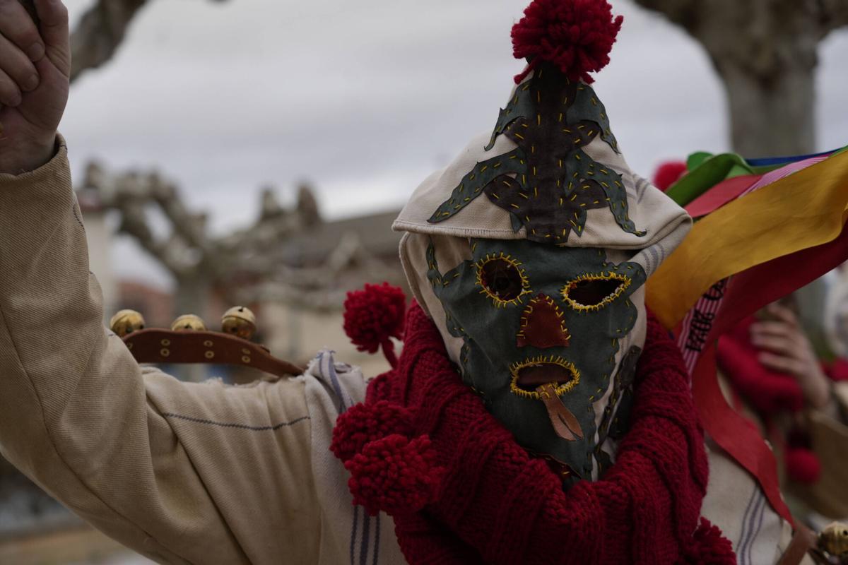 GALERÍA | La Vaquilla y los Cencerros reviven el antruejo más tradicional en Palacios del Pan