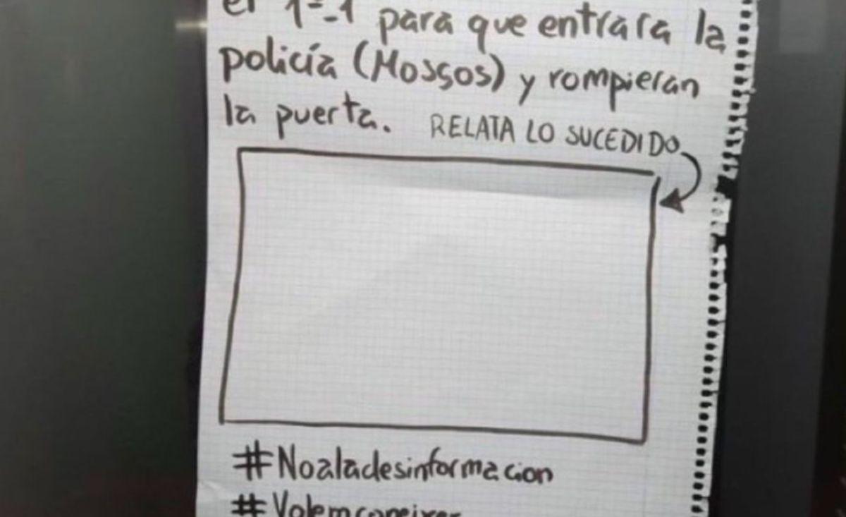 El cartel viral que han dejado en una comunidad de vecinos.