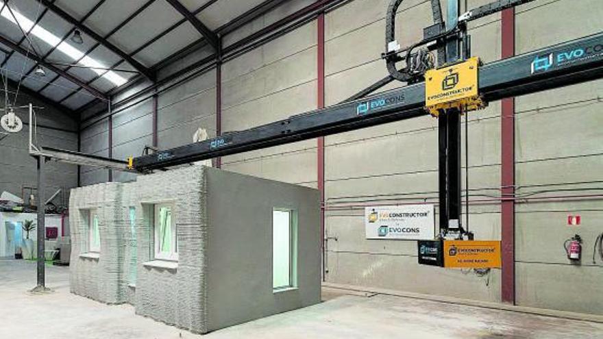 La vivienda de 25 metros cuadrados hecha en hormigón junto al robot.    | | LP/DLP