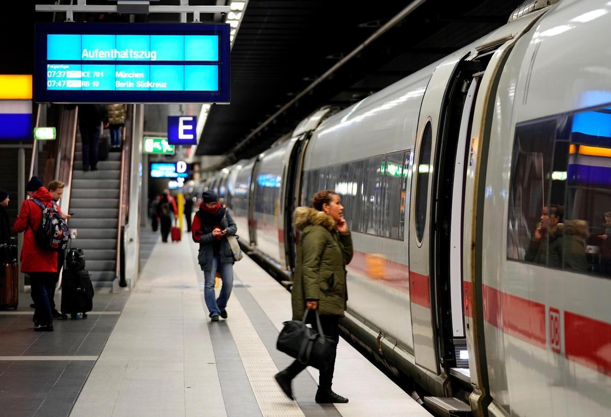 Pasajeros caminan por un andén en la estación de tren de Berlín, en una imagen de archivo.