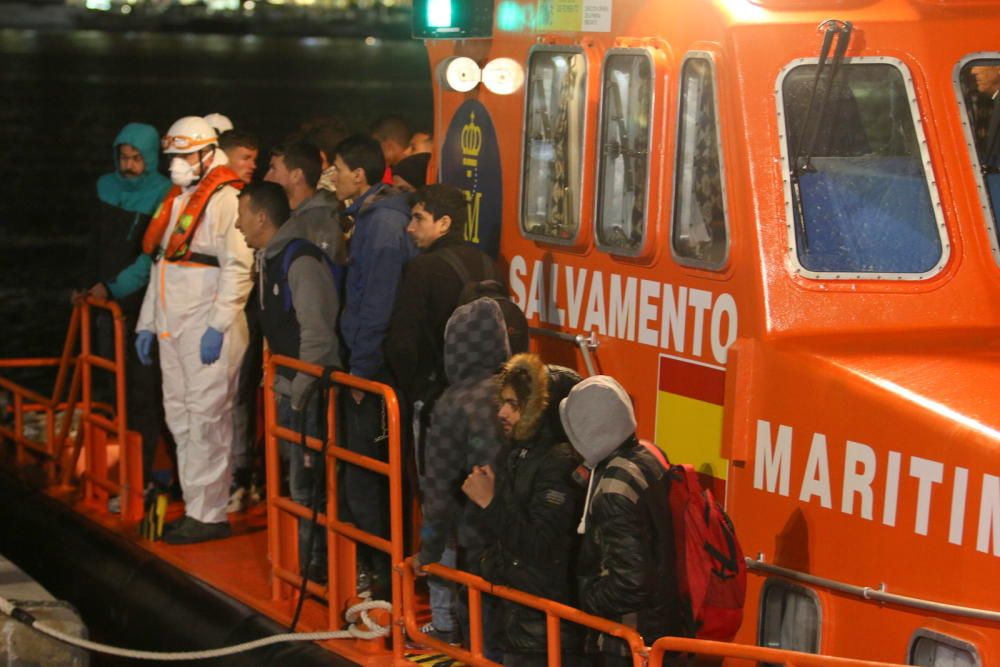 Los veinte varones, todos de origen magrebí, eran rescatados de dos embarcaciones en el mar de Alborán