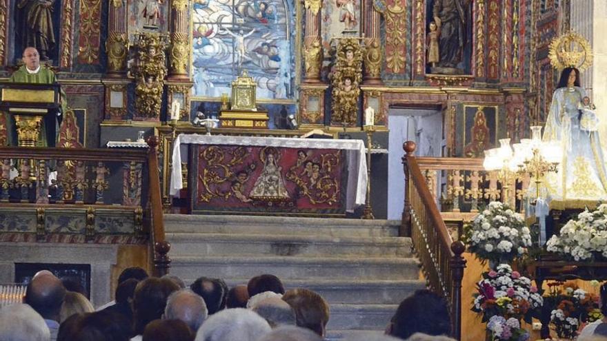 Un momento de la celebración de la misa en el santuario de Otero de Sanabria.