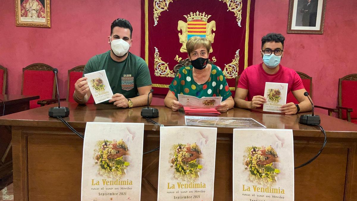 La alcaldesa de Moriles, Francisca Carmona, con concejales, en la presentación de la programación.