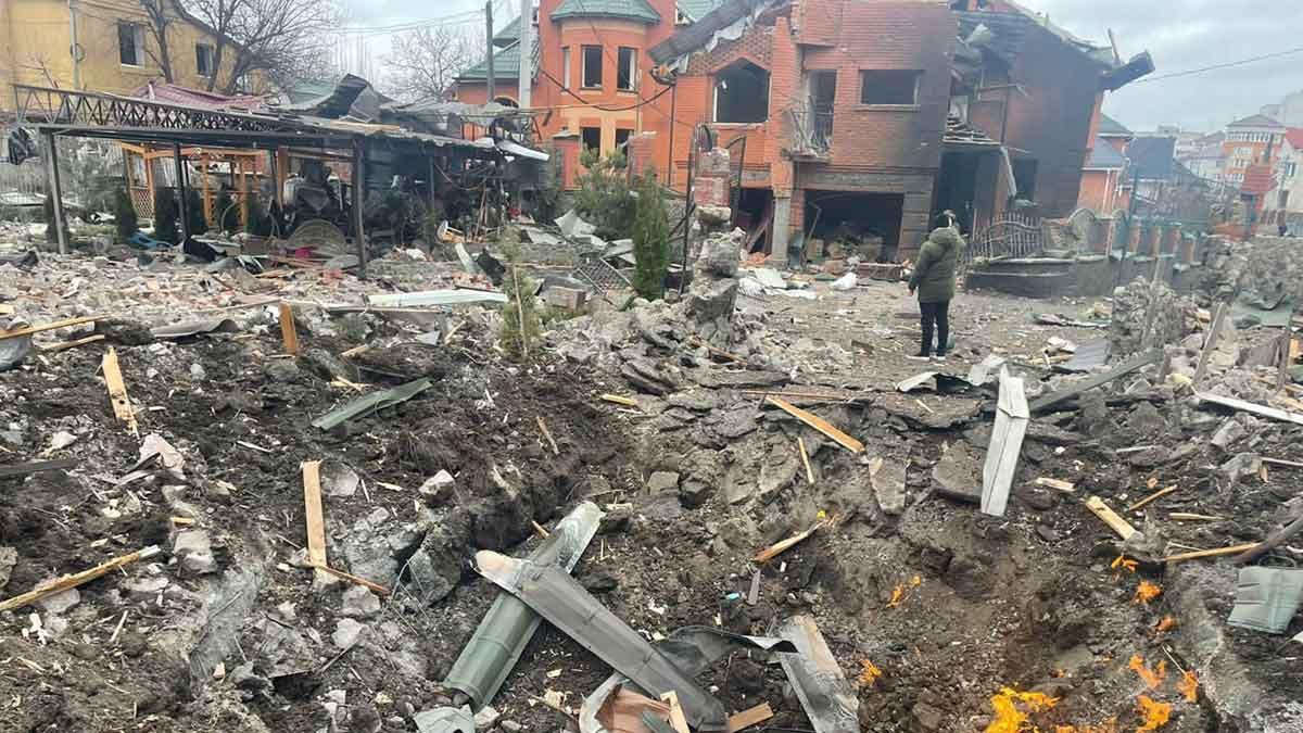 Una zona destrozada por un bombardeo en Óblast de Kiev